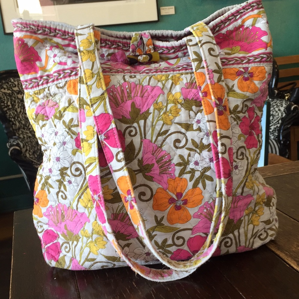 Good used condition Vera Bradley purse! 💕